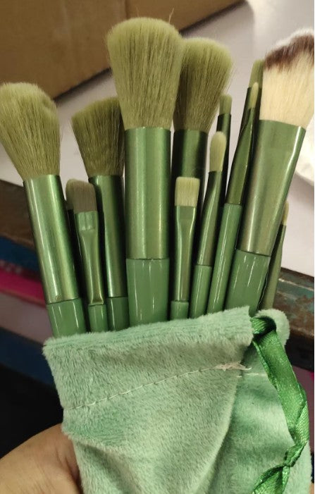 Soft synthetic makeup brushes with lightweight handles