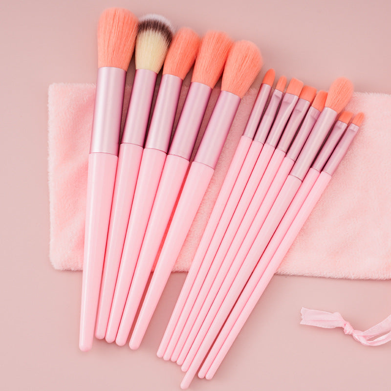 Essential cosmetic brushes for a complete makeup routine
