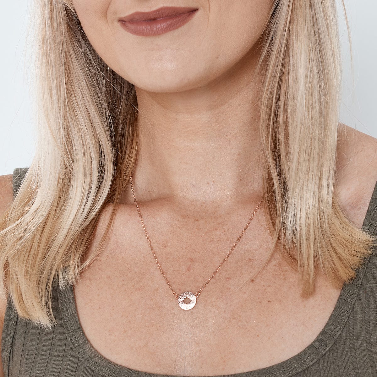 Compass rose gold-plated aunt and niece necklace gift presentation