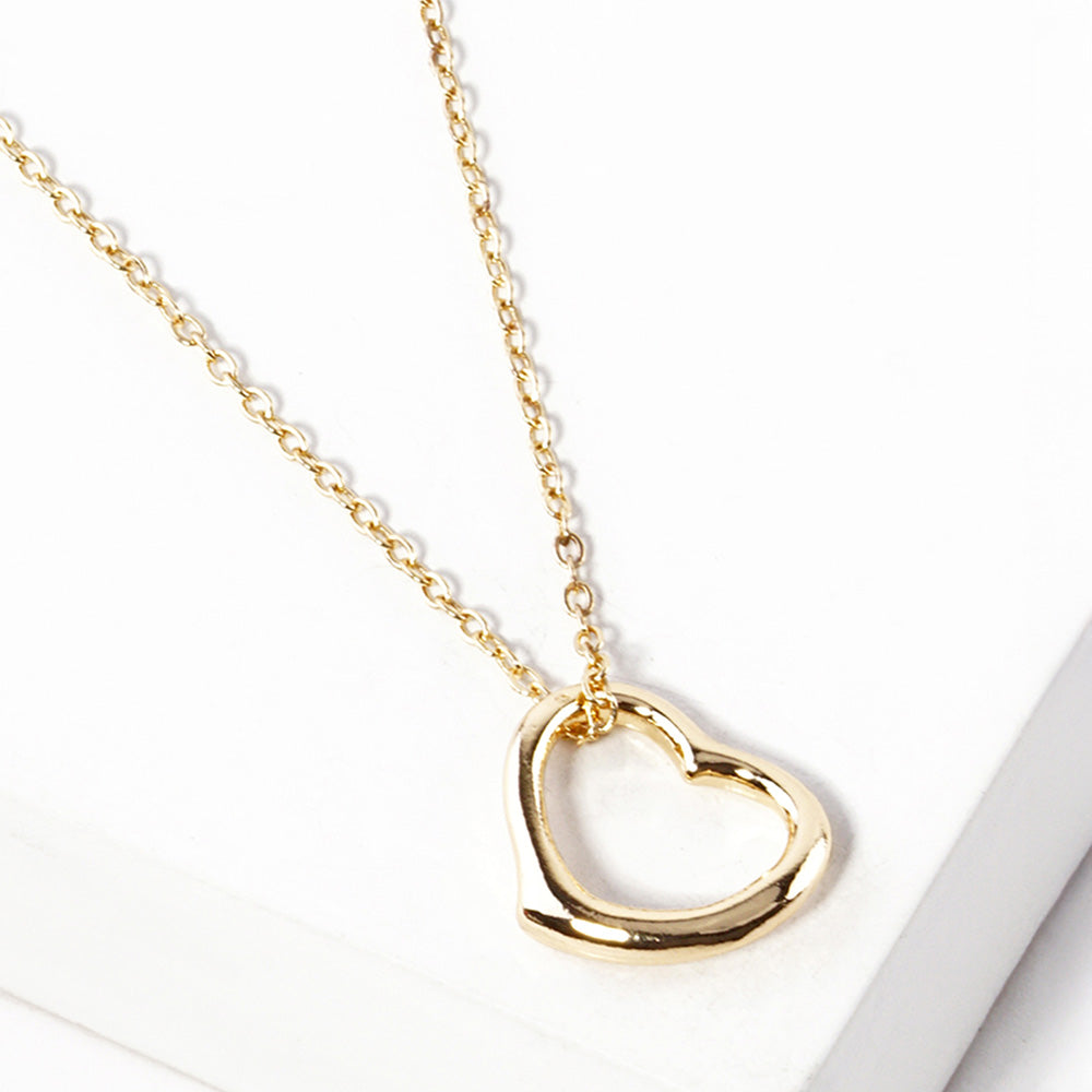 Metal open heart pendant necklace in Gold