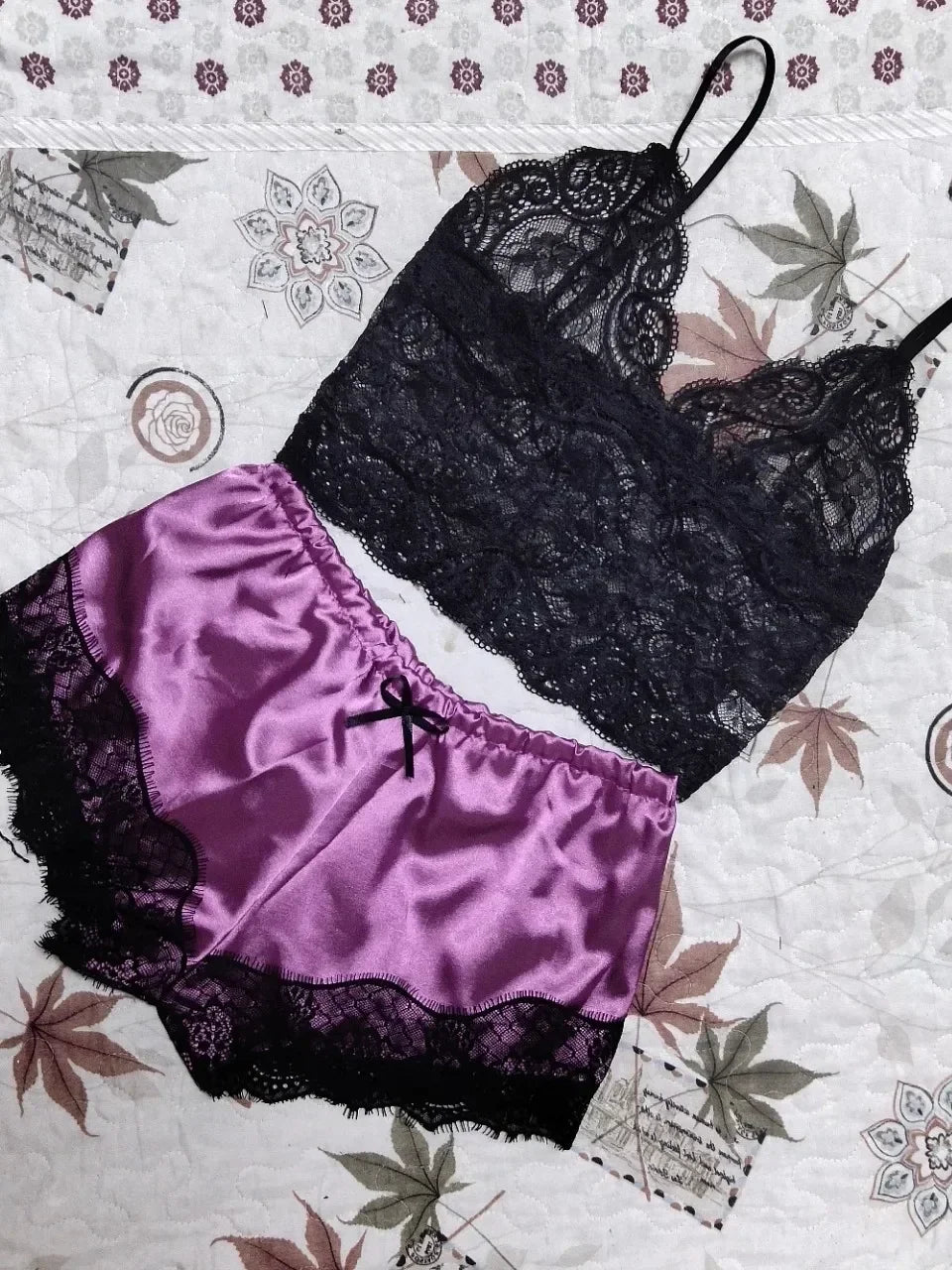 Two-piece women's sleepwear set with sleeveless cropped top