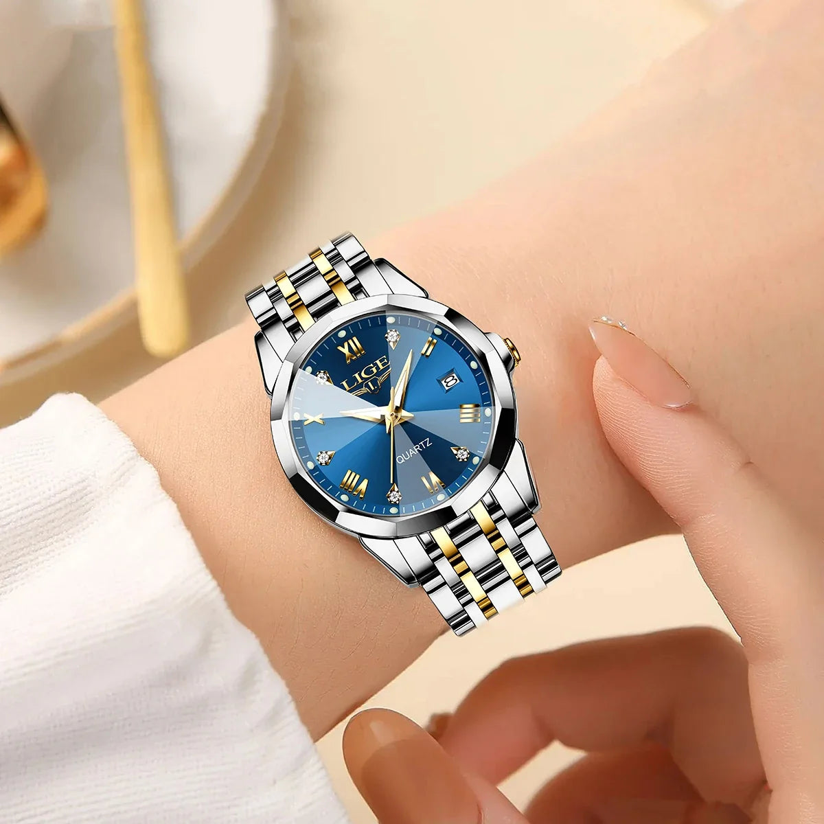 Women's 25mm sunburst dial quartz bracelet watch – bracelet detail