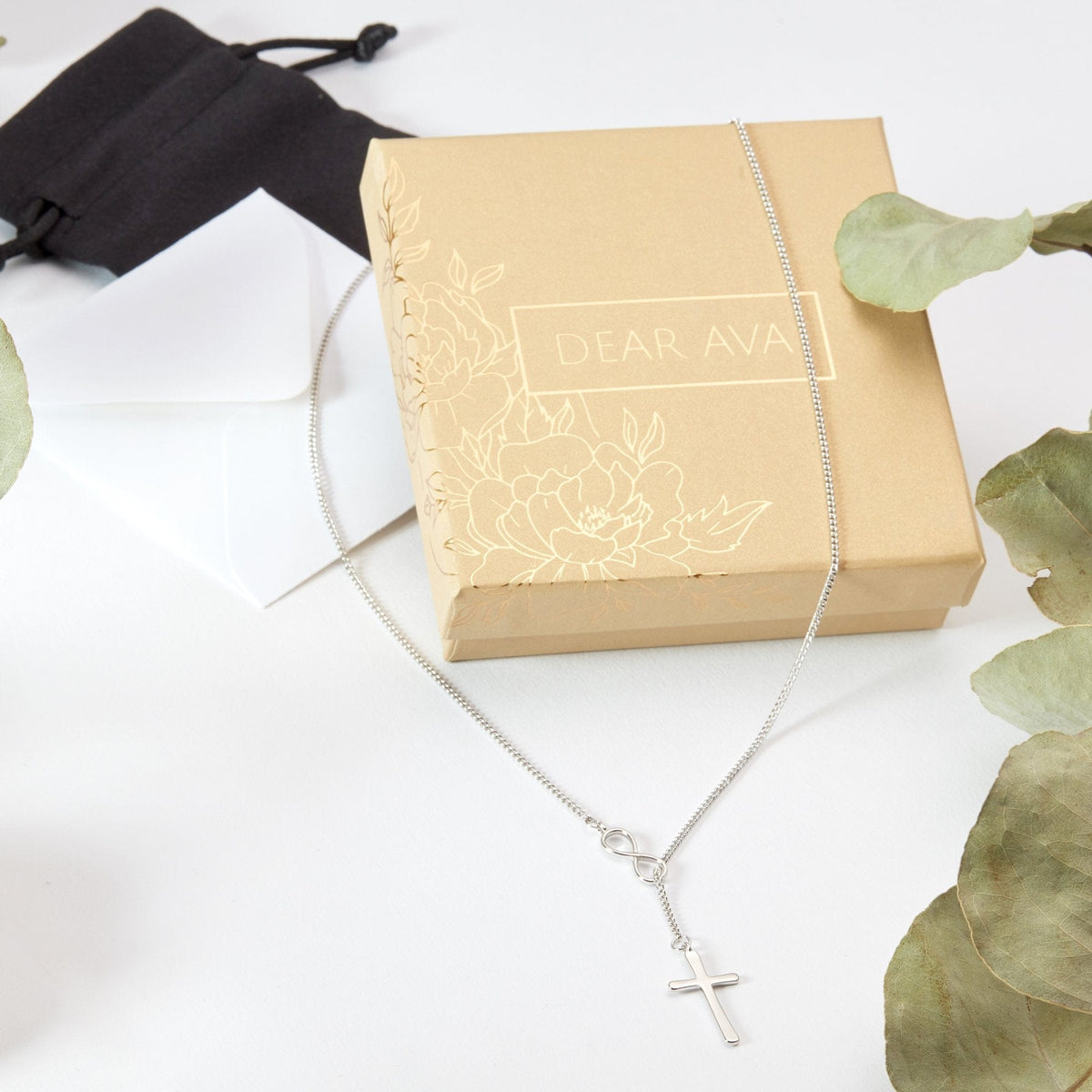 Plated aunt and niece necklace pendant detail