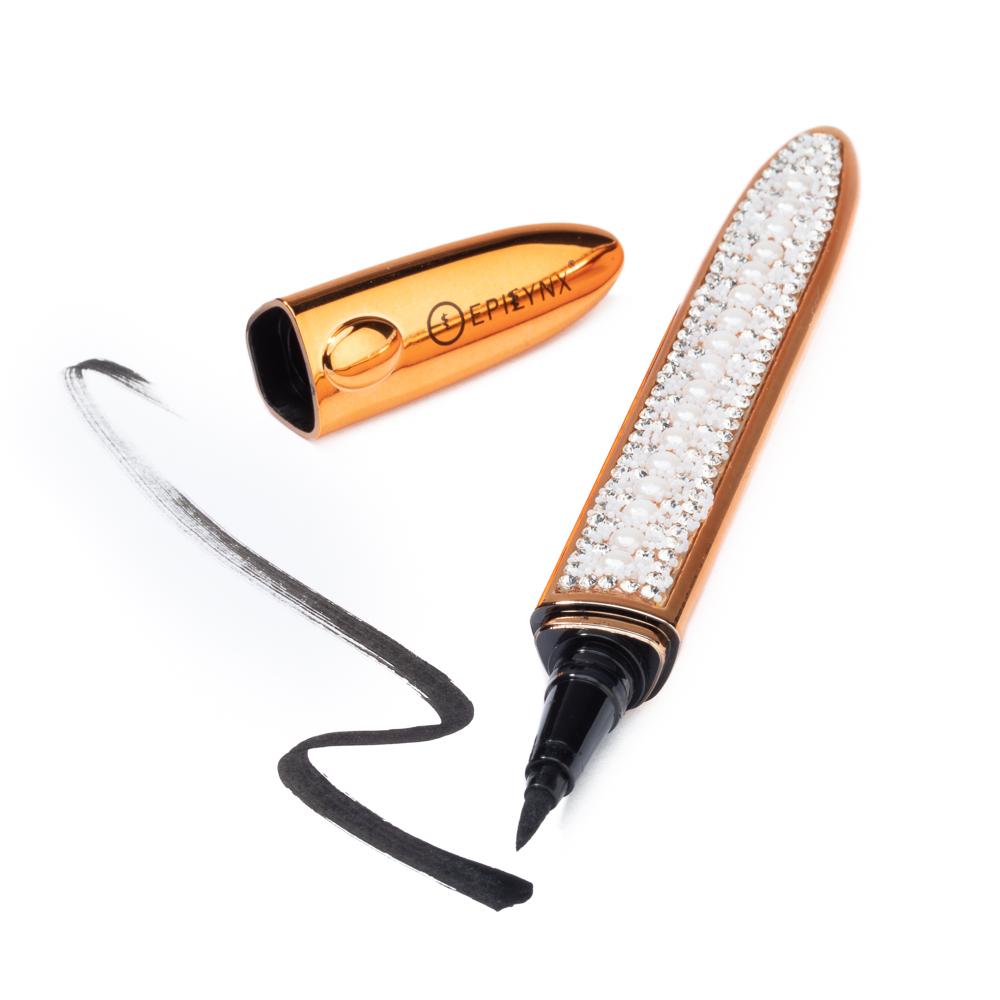 No-glue reusable lash kit lifestyle view