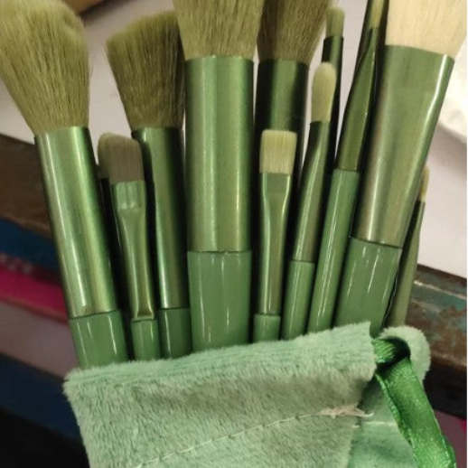 13-Piece Essential Makeup Brush Set – product view 16